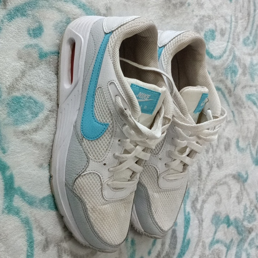 Kids Nikes size 6.5 but fits women’s size 8 perfectly. Very good condition